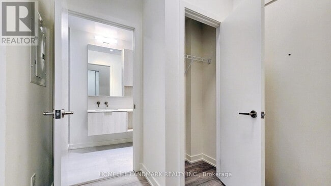 Photo du bâtiment - 110 Broadway Ave