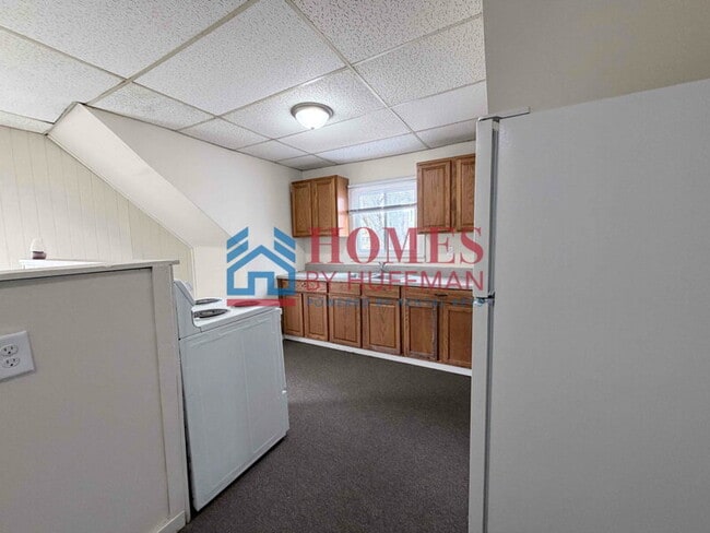 Building Photo - Two Bedroom Upstairs Unit