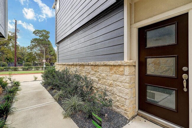 Building Photo - 5506 Oriente Ln