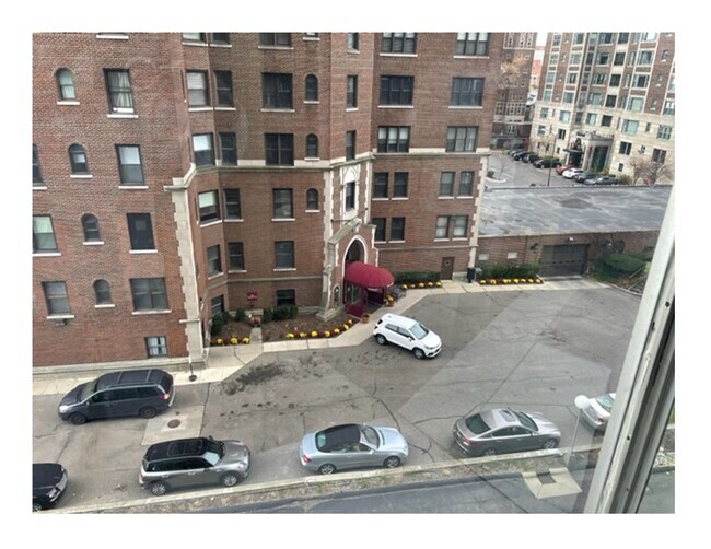 BR-City & Water View - 8200 E Jefferson Ave
