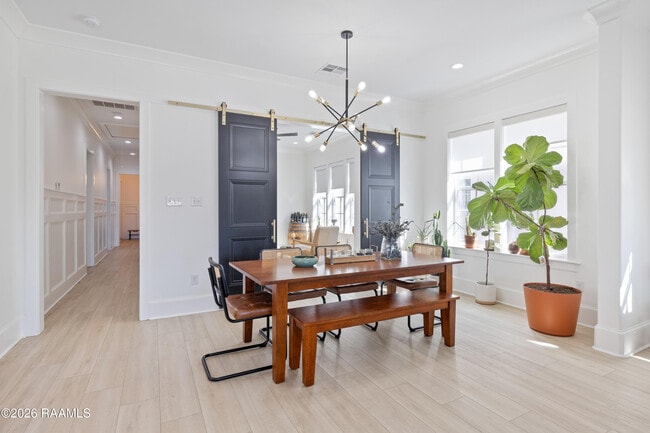 Building Photo - 1013 Camellia Blvd