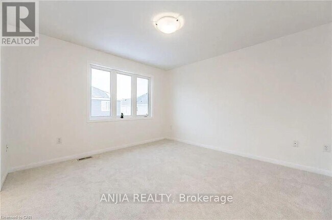 Photo du bâtiment - 54 Manhattan Cir