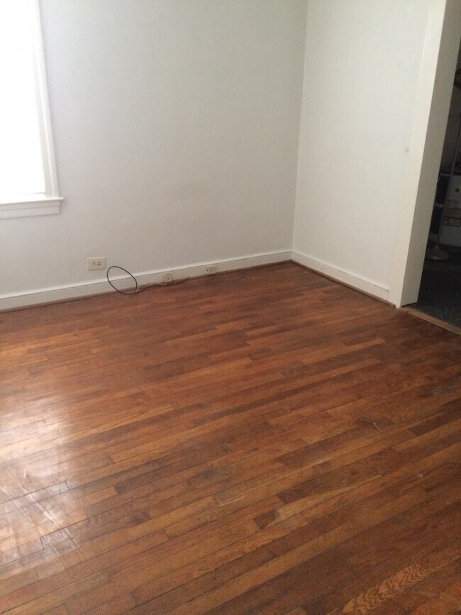 Building Photo - Rosewood Cutie