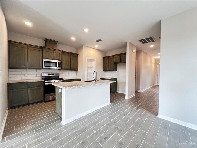 Building Photo - 15 Sol Dorado St