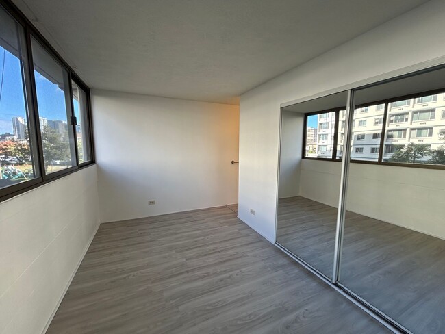 Building Photo - Newly Renovated Spacious Apartment