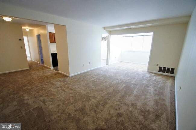 Building Photo - 140 Royal Oak Dr