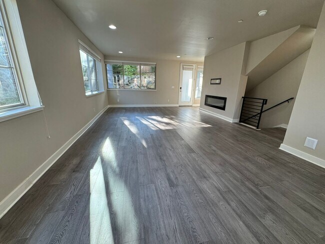 Foto del edificio - 4Bd/3.25Ba Kirkland Townhouse