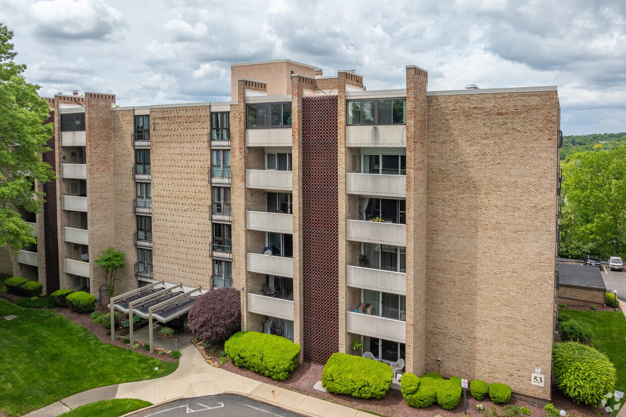 53-55 Highland Rd Bethel Park, PA 15102-1835 - Chantieleer