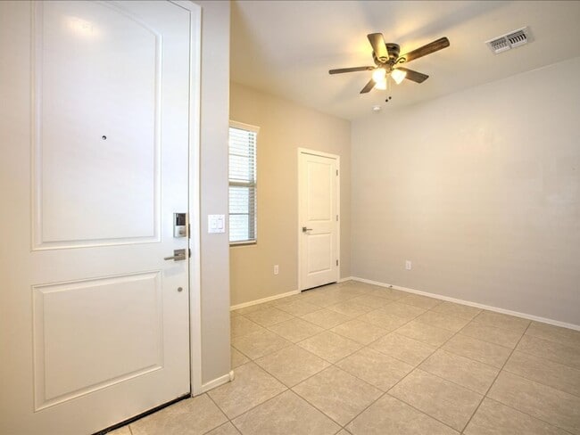 Building Photo - 3 Bedroom 2 Bathroom