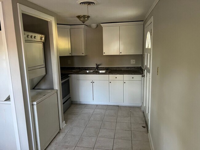 Building Photo - 4 Bedroom 2 Bathroom
