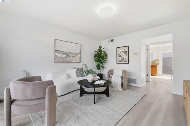 Building Photo - $3,150 / 2 BR - Updated Townhome in Prime Union City!