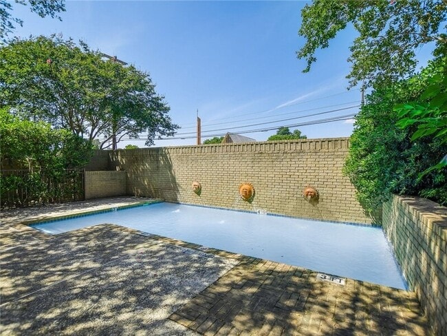 Foto del edificio - 611 E 45th St