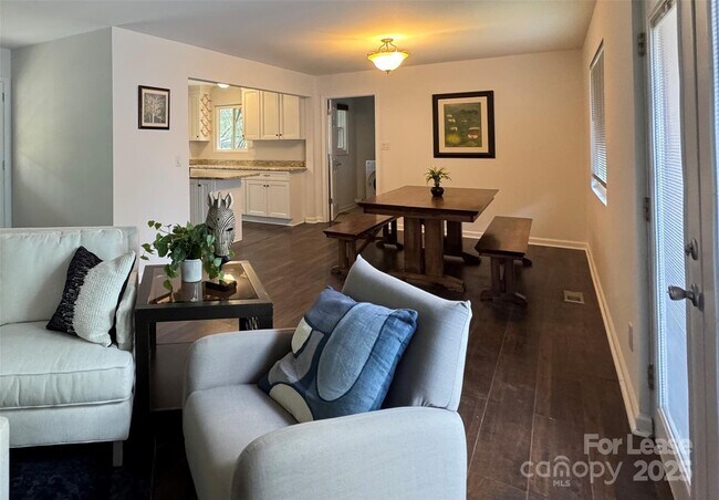 Foto del edificio - 120 Rustic Way Ln