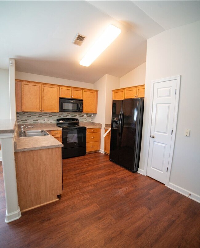 Building Photo - 3 bed 2 bath