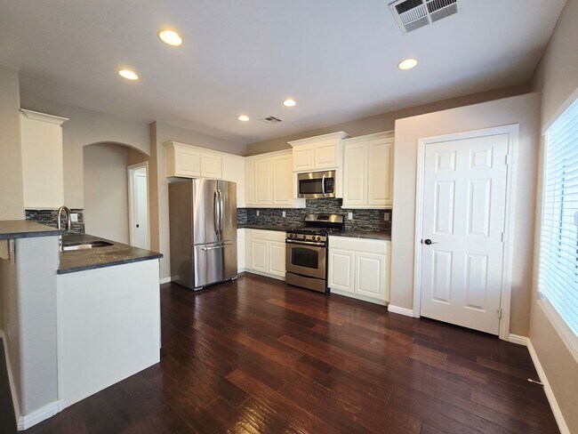 Foto del edificio - 3 BEDROOM & 2.5 BATH TOWNHOME LOCATED IN GREEN VALLEY  HENDERSON