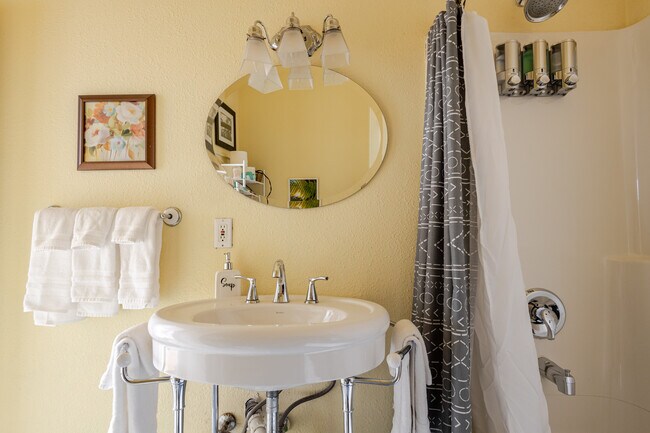 Foto del edificio - Charming 2-Bedroom Home Near Downtown Bellingham – Private Yard & Cozy Living