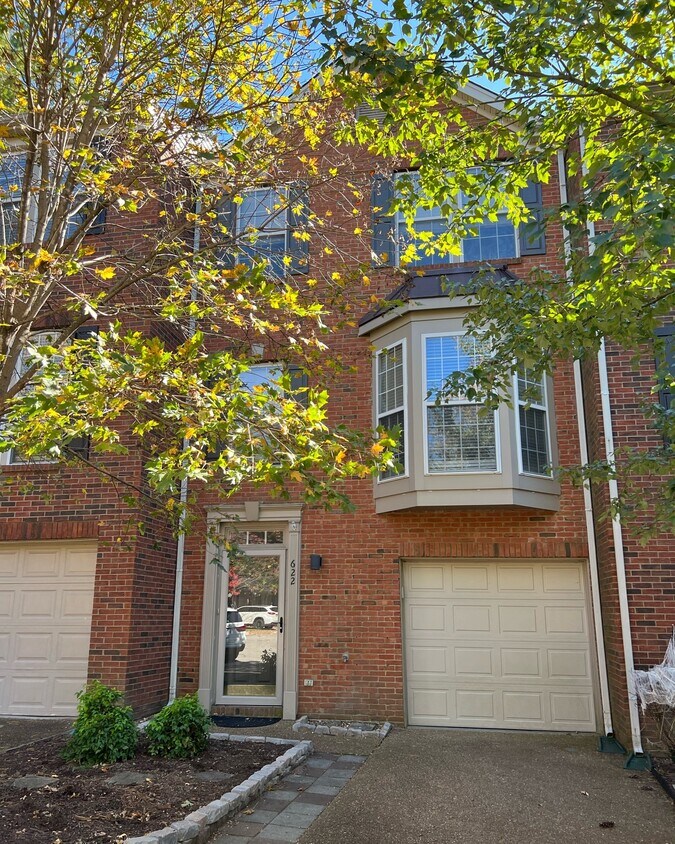 Front - 622 Huffine Manor Cir