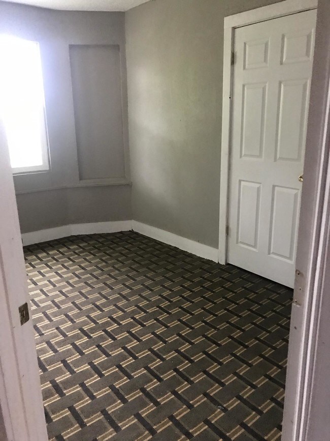 Building Photo - 529 Studebaker St