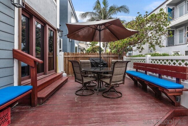 Building Photo - Stunning 3 Bedroom 2 Bath Beachside Gem!