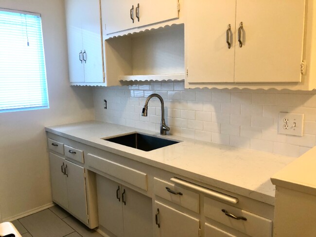Foto del edificio - 8367 Blackburn Ave