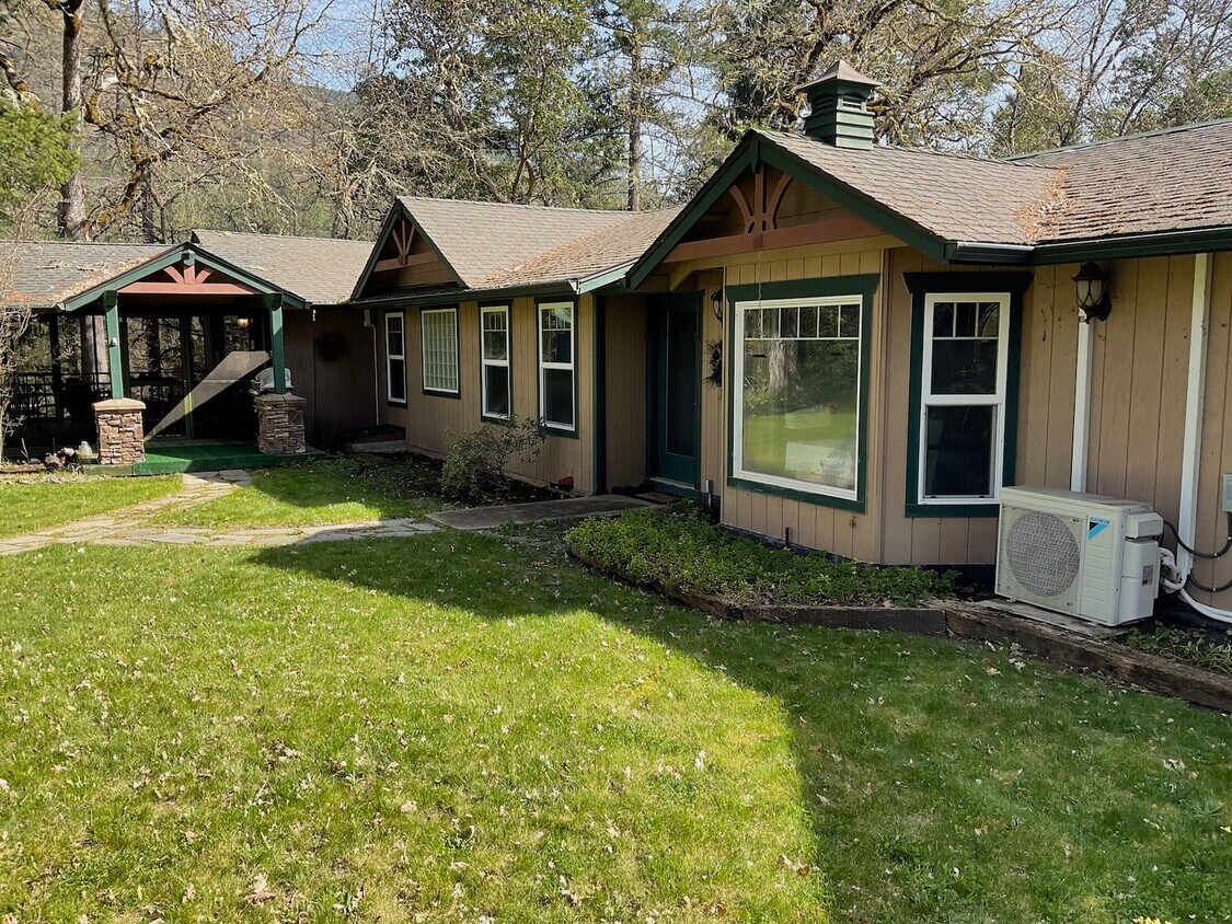 Primary Photo - 439 Canyon Oak Dr