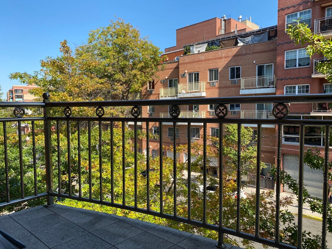 view from balcony - 3506 Leavitt St