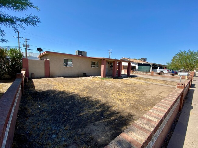 Building Photo - 3-Bedroom, 1.5 bath in Phoenix That’s read...