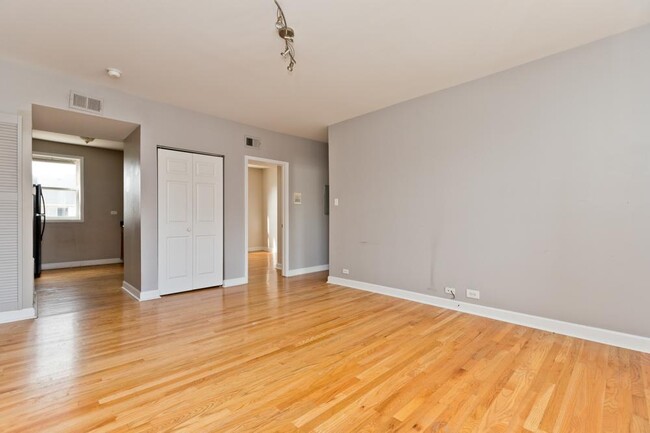 Building Photo - 2 bedroom in Chicago IL 60647