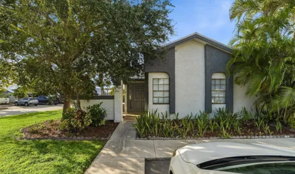 Primary Photo - 210 SW Sterret Cir
