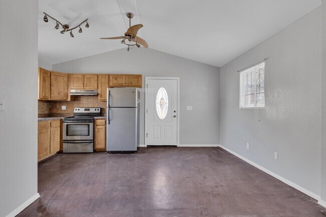 Foto del edificio - 1127 N El Paso St