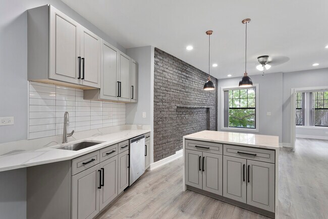 Foto del edificio - 7644 N Eastlake Terrace