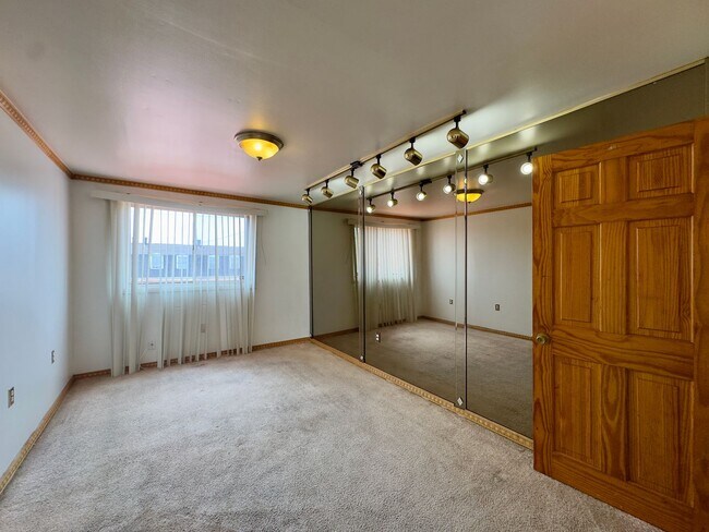 Foto del edificio - 5731 Denwood Ave