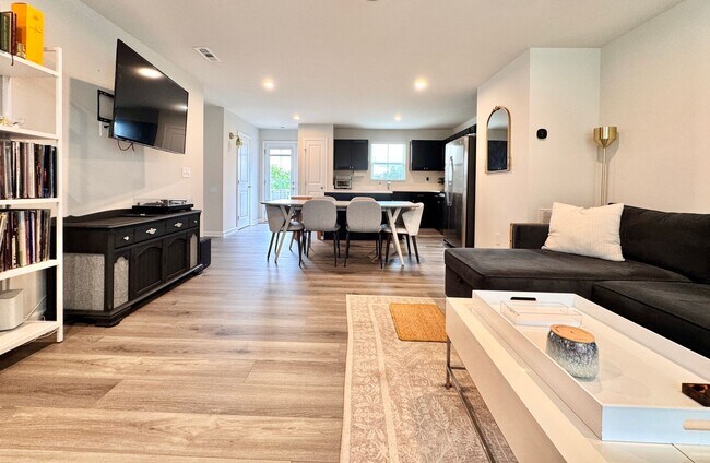 Foto del edificio - 3 Bed, 2.5 Bath Home w/ 2 Car Garage