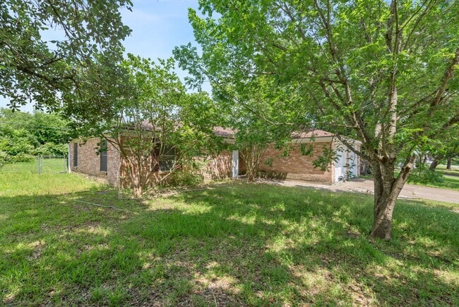 Building Photo - August 2026 Pre-Lease! Beautiful 3 Bed, 2 Bath House with Covered Patio!