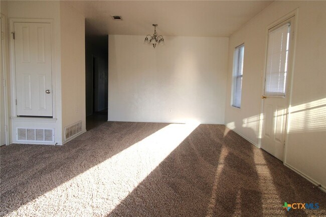 Building Photo - 4102 Janelle Dr