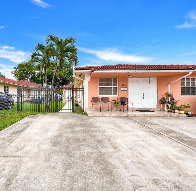 Building Photo - 3650 SW 27th St