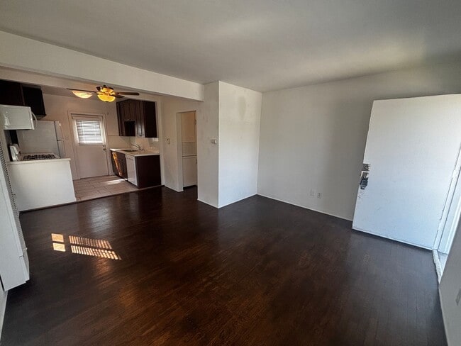 Building Photo - Charming and Bright 2 bed 1 bath in Point ...