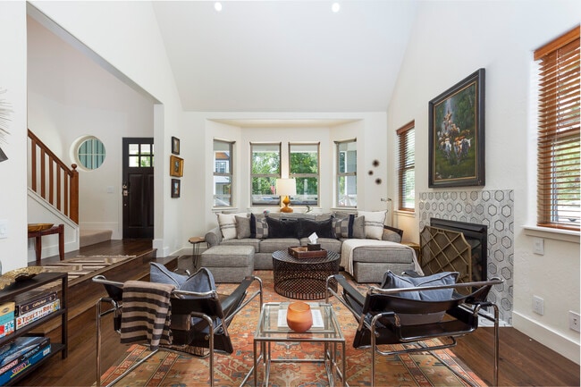 Building Photo - 405 Meadow Ct