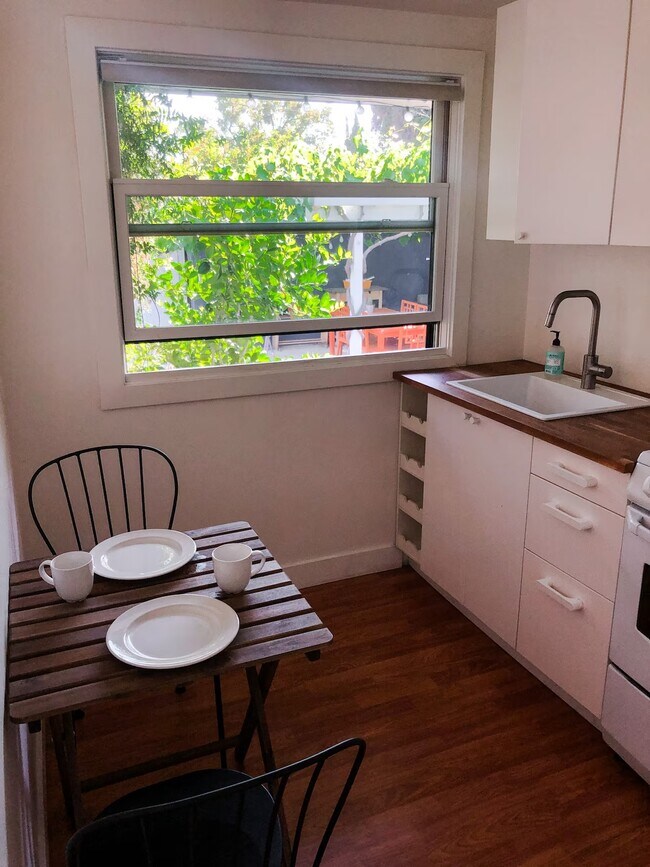 Foto del edificio - 3410 Casitas Ave