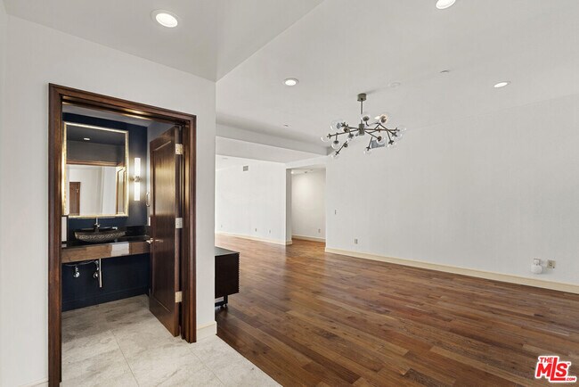 Building Photo - 447 N Doheny Dr