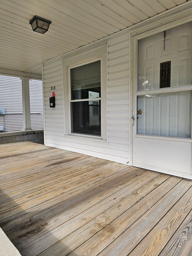 Building Photo - One Bedroom Lower in a Duplex