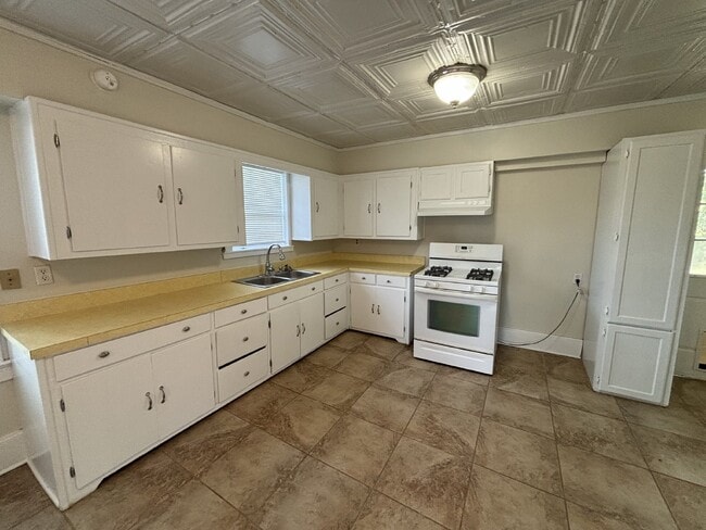 Building Photo - Charming 2-Bedroom, 1-Bath Cottage with Sp...