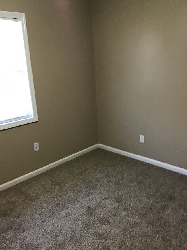 Building Photo - AVAILABLE NOW!