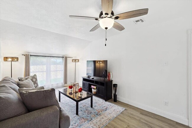 Foto del edificio - 711 Red Oak Ln