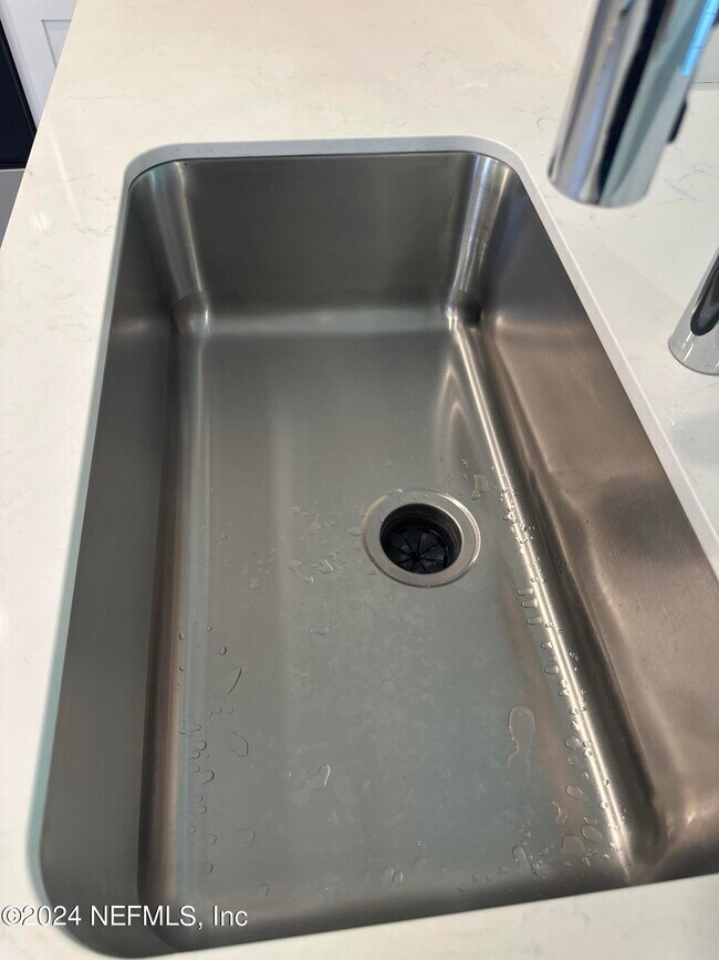 Foto del edificio - 168 Tidal Bch Ave