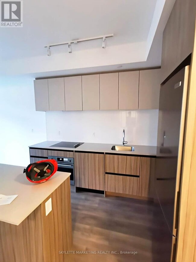 Building Photo - 8 Beverley Glen Blvd