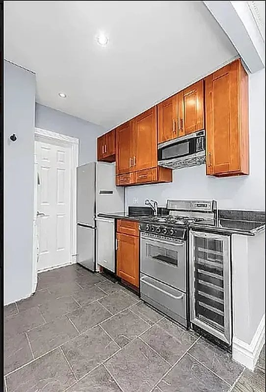 Building Photo - 722 10th Ave