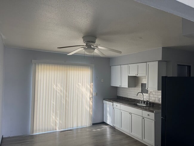 Building Photo - 3 Bedroom Duplex in Davenport Great Price