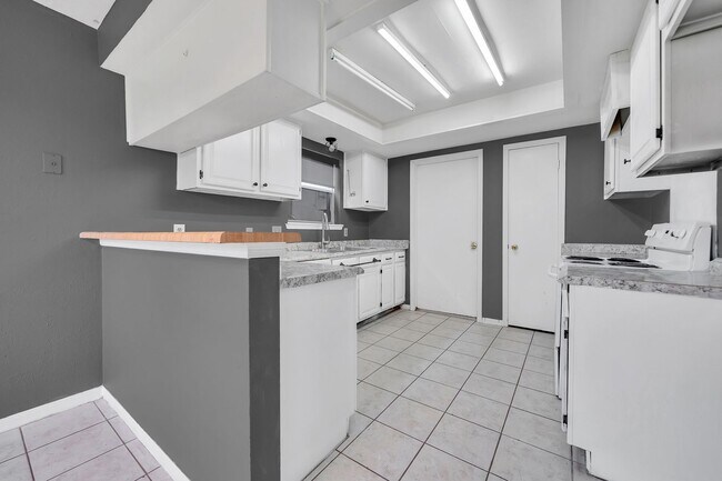 Foto del edificio - 14830 Keelby Dr