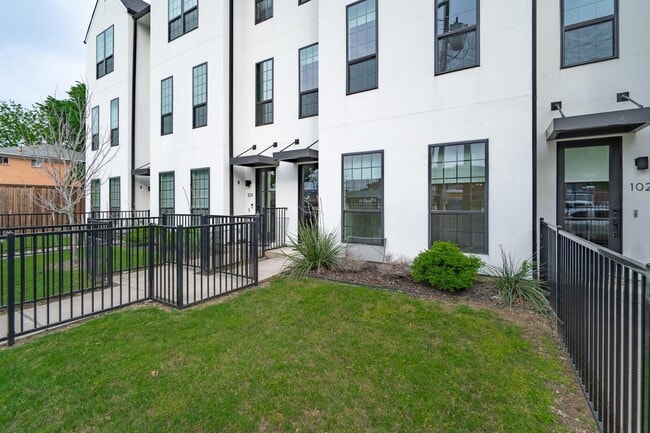 Building Photo - Gated Luxury Townhomes with yard + Roof Patio